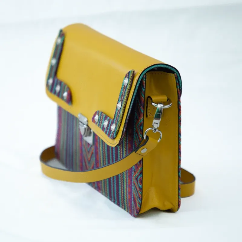 Sac Awray en cuir et tissu berbère – Élégance artisanale marocaine