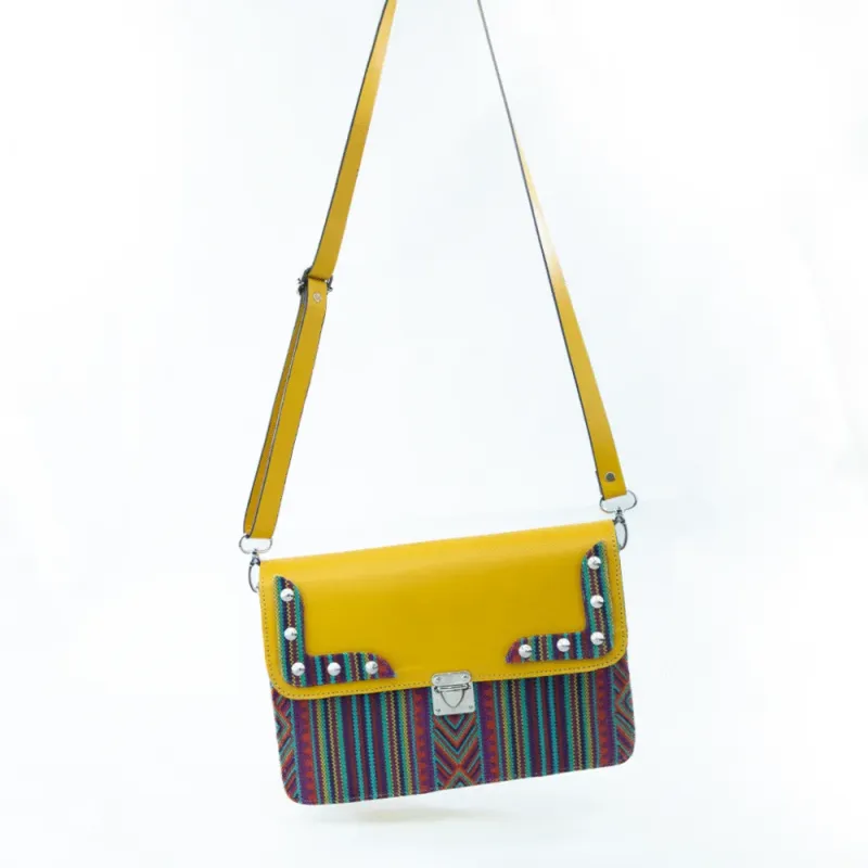 Sac Awray en cuir et tissu berbère – Élégance artisanale marocaine