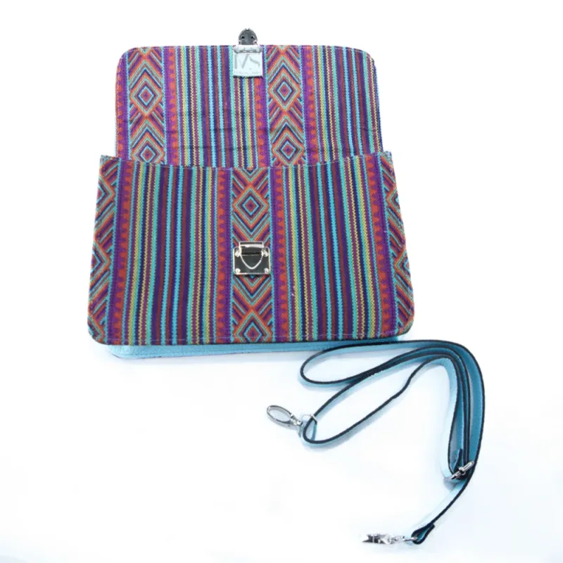 Sac Azerwal en cuir bleu ciel et tissu berbère – Élégance artisanale marocaine