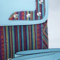 Sac Azerwal en cuir bleu ciel et tissu berbère – Élégance artisanale marocaine