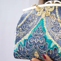 Sac Z’man – Broderie Multicolore & Velours Royal