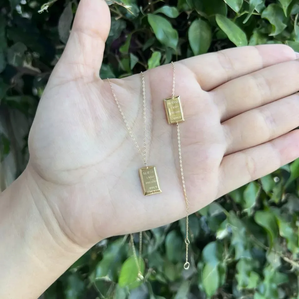 Collier et bracelet de 18 en forme de barre d’or