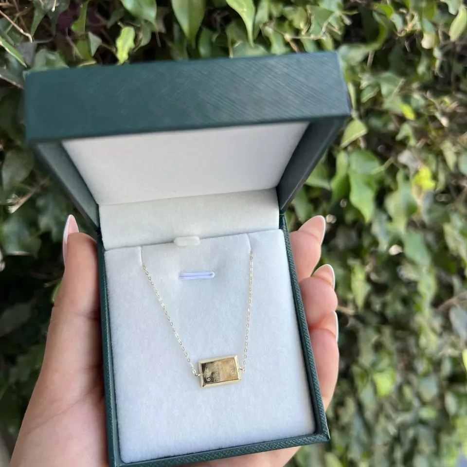 Collier et bracelet de 18 en forme de barre d’or